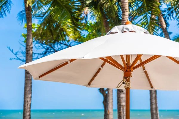 Krásná Krajina Moře Oceánu Obloze Deštníkem Židle Kolem Luxusní Venkovního — Stock fotografie