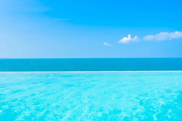 Hermoso Paisaje Mar Océano Con Piscina Aire Libre Sobre Fondo —  Fotos de Stock