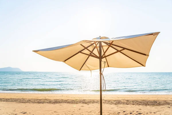 Sedia Ombrellone Lounge Sulla Bellissima Spiaggia Mare Sul Cielo Viaggi — Foto Stock