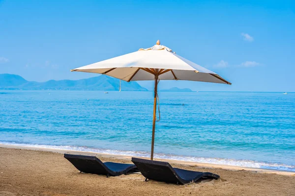 Krzesło Parasol Piękny Plaża Ocean Sea Niebo Dla Przyjemności Podróży — Zdjęcie stockowe