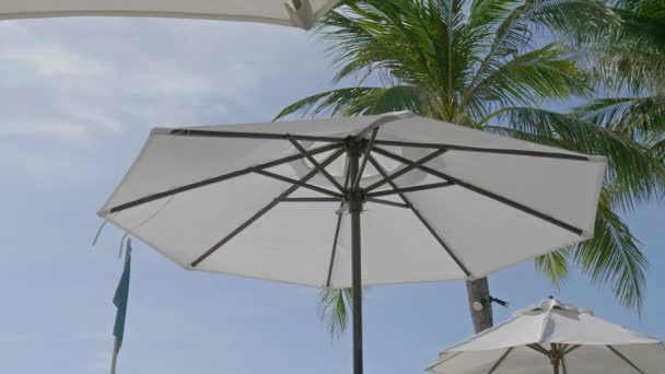 ビーチでの太陽の傘のクローズアップ映像 — ストック動画