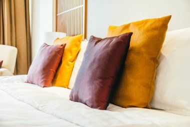 Yatakta ışık lamba mobilya dekorasyon iç otel yatak odası ile konforlu yastık