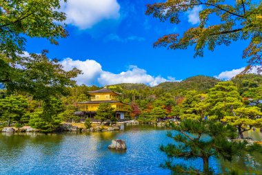 Güzel Kinkakuji Tapınağı Kyoto Japonya'nın Altın Köşk Simgesel Yapı ile