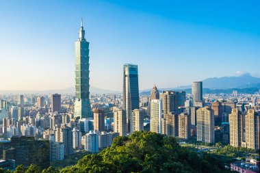 Taipei 101 binasının ve mimarisinin güzel manzarası ve manzarası Tayvan 'da mavimsi ve beyaz bulutlarla gökyüzüne yükseliyor.