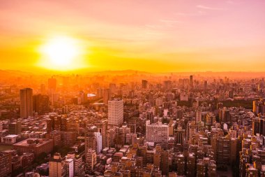 Taipei şehrinin güzel mimarisi Tayvan 'da gün batımında gökyüzüne yükseliyor.