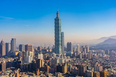 Taipei şehrinin güzel mimarisi Tayvan 'da gün batımında gökyüzüne yükseliyor.