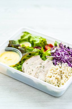 Izgara tavuk eti göğüs ile taze sebze salatası - sağlıklı gıda tarzı