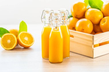 Şişe cam ahşap masa - sağlıklı gıda kavramı üzerinde içki için taze portakal suyu