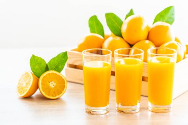 Cam ahşap masa - sağlıklı gıda kavramı üzerinde içki için taze portakal suyu