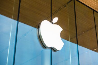 Bangkok, Tayland 28 Aralık 2018: Apple logosu simgesi siam mağaza, pencere camına
