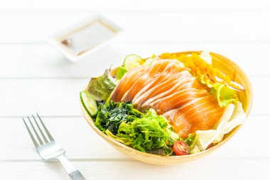 Ham taze somon balık et sashimi sebze salata ve sos - Japonca ve sağlıklı gıda kavramı