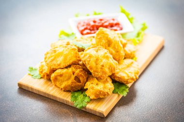 Derin kızarmış tavuk eti çağrı nugget ahşap plaka - fast food ve önemsiz üzerinde domates veya ketçap sos ile