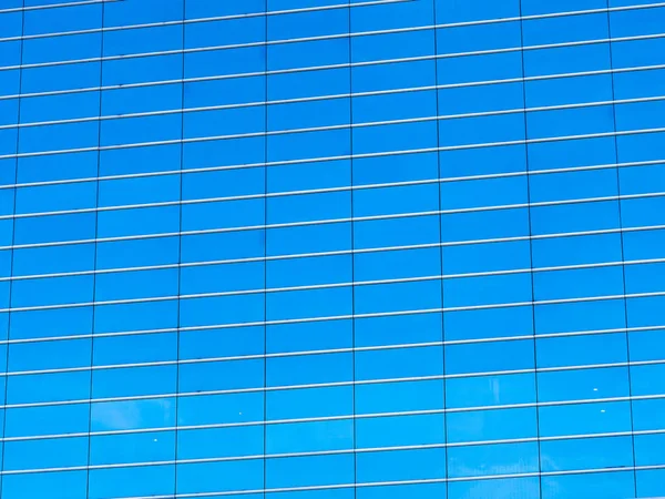 背景のウィンドウ ガラスのテクスチャと美しいビジネス オフィス ビル超高層ビル — ストック写真
