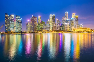 Singapur - 18 Ocak 2019: twilight ve gece zaman Simgesel Yapı dış şehir manzarası içinde bina güzel mimari