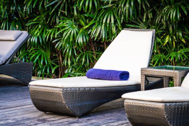 Yatak şezlong ve şemsiye tatil için seyahat ve tatil kavramı ile güzel Açık Yüzme Havuzu