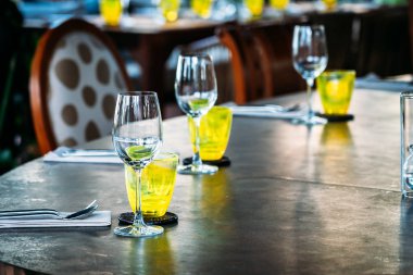 Yemek set ile Şarap kadehi hazırlamak için kahvaltı öğle veya akşam yemeği masada restoran ve kafe