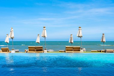 Güzel açık doğa manzara ile yatak şezlong otel tatil için seyahat ve tatil kavramı mavi gökyüzü arka plan üzerinde Yüzme Havuzu etrafında