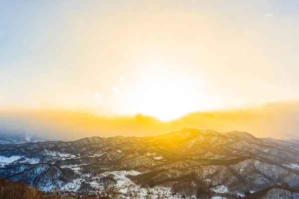 Piękny Krajobraz Góry Wokół Drzewa Śnieg Sezon Zimowy Zachód Słońca — Zdjęcie stockowe