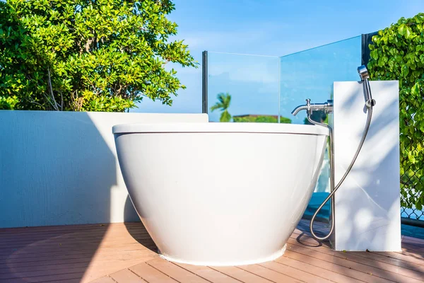 Schöne Weiße Luxus Badewanne Dekoration Innenraum Des Badezimmers Zur Entspannung — Stockfoto