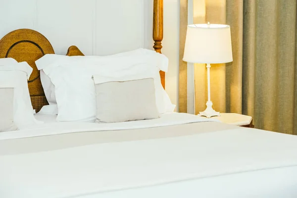 Белая Подушка Одеяло Кровати Красивом Роскошном Интерьере Спальни — стоковое фото