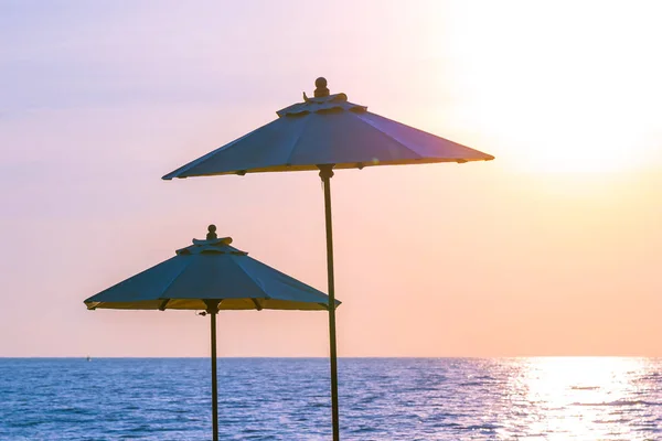 Sonnenschirm Und Liegestuhl Rund Den Swimmingpool Resorthotel Für Urlaubsreisen Und — Stockfoto