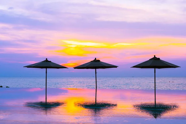 Sonnenschirm Und Liegestuhl Rund Das Schwimmbad Neary Meer Ozean Strand — Stockfoto