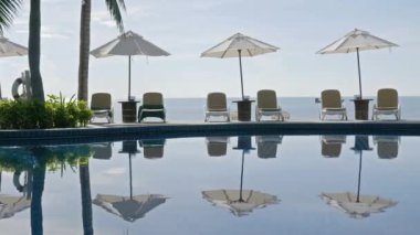 tatil beldesinde yüzme havuzu doğal görüntüleri