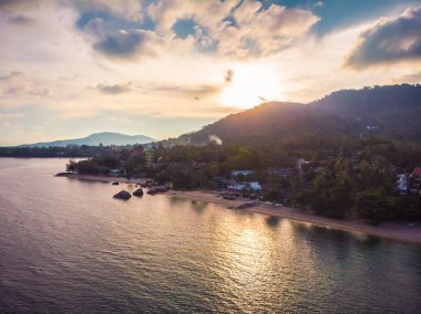 Güzel tropikal plaj ve deniz hurma ve koh samui Adası Tayland tatil ve seyahat için gündoğumu zaman diğer ağacında havadan görünümü