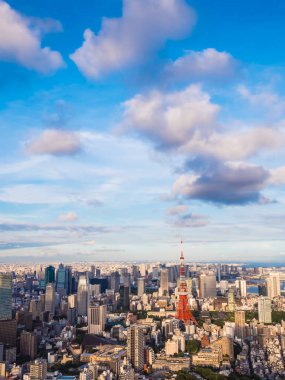 Japonya'da mavi gökyüzü ve beyaz bulut ile güzel mimari ve yapı ile tokyo tokyo şehir etrafında kule
