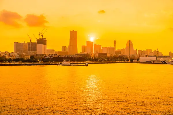 建築や日没時に横浜市のスカイラインの設計の美しい外観 — ストック写真