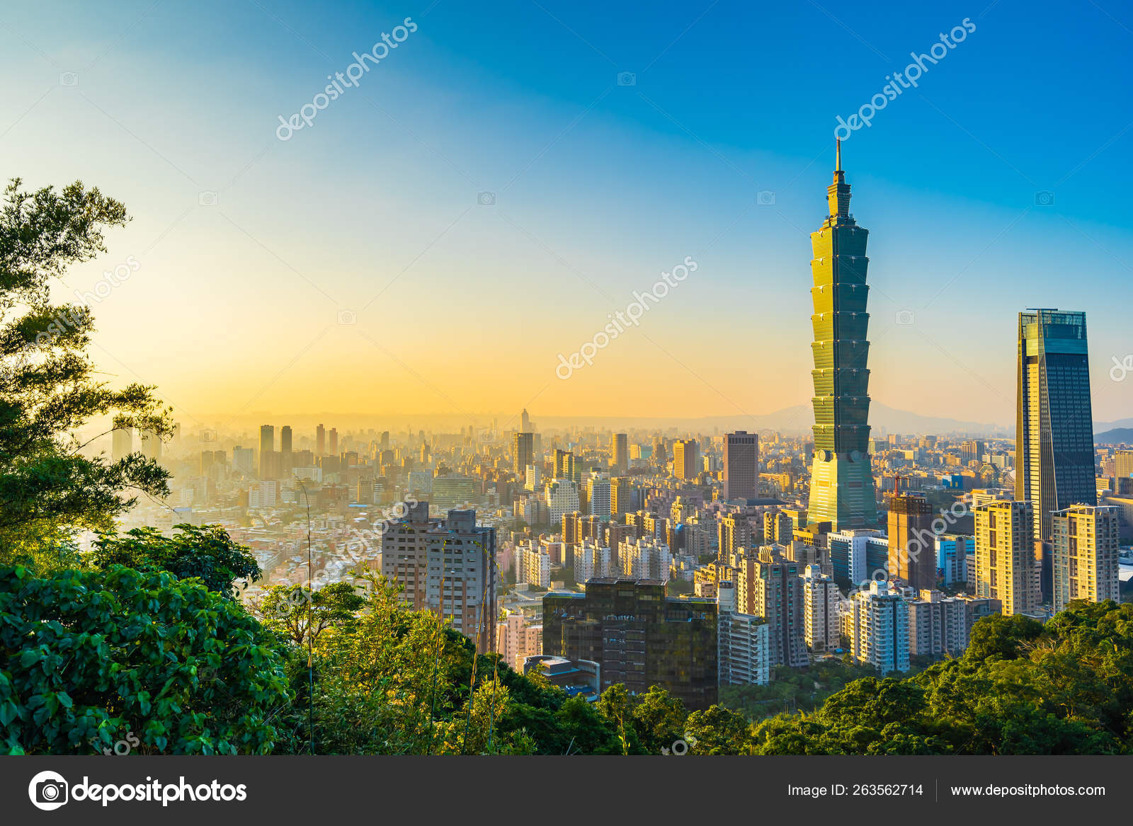 美しい風景との台北 101 台湾で日没時に街のスカイライン建築都市の景観 ストックエディトリアル用写真 C Mrsiraphol