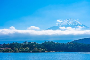 Dağ fuji akçaağaç yaprağı ağaç göl sonbahar sezonu ile güzel manzara