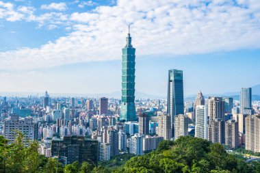 Taipei 101 binasının ve mimarisinin güzel manzarası ve manzarası Tayvan 'da mavimsi ve beyaz bulutlarla gökyüzüne yükseliyor.