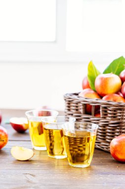 Sepette - sağlıklı gıda ve içme kavramı kırmızı elma ile elma suyu cam