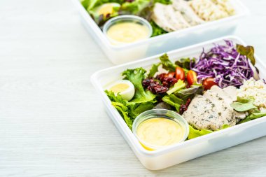 Izgara tavuk eti göğüs ile taze sebze salatası - sağlıklı gıda tarzı