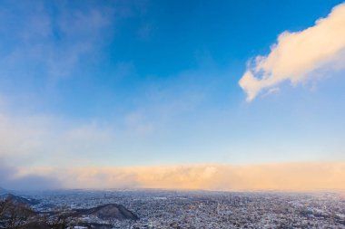 Moiwa dağın etrafından ağaç ve şehirde kar kış sezonu günbatımı zaman Sapporo Hokkaido Japonya ile güzel manzara