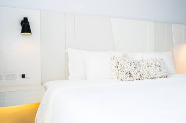 Beyaz yastık ve battaniye güzel lüks yatak odası iç dekorasyonda yatak var