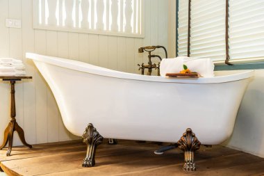 Güzel lüks elegance beyaz küvet dekorasyon iç banyo spa için sakin ol kavramı