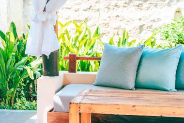 Relax ve eğlence için bahçe manzaralı Sofa sandalye dekorasyon açık veranda üzerinde yastık