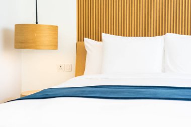 Relax ve eğlence için yatak odası iç yatak dekorasyonu güzel rahat yastık