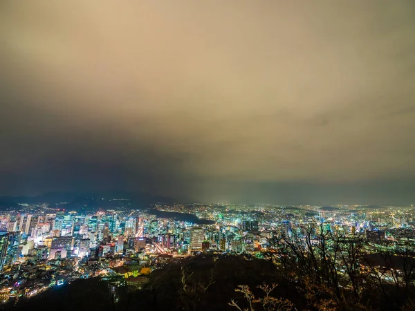 韩国首尔市中心晚上的美丽建筑建筑 — 图库照片