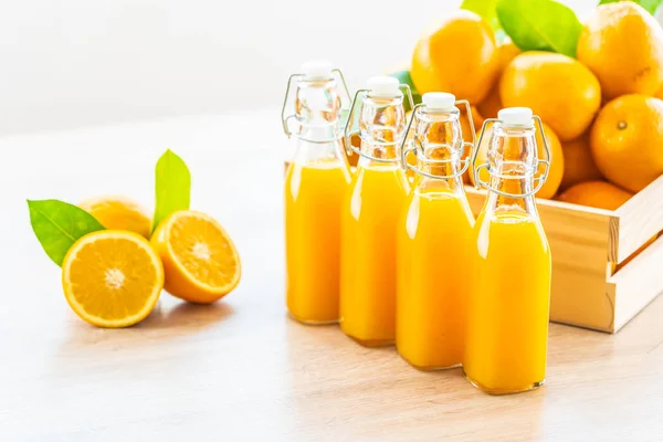 Zumo Naranja Fresco Para Beber Vaso Botella Sobre Mesa Madera — Foto de Stock