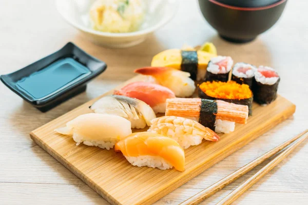 Camarão Casca Atum Salmão Outro Maki Sushi Carne Bandeja Madeira — Fotografia de Stock