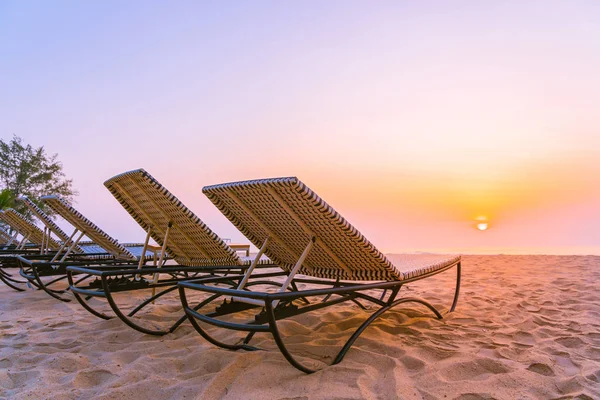 Lege Stoel Het Tropische Natuur Strand Oceaan Bij Zonsopgang Zonsondergang — Stockfoto