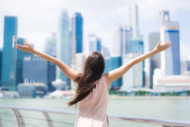 Güzel Asyalı kadın gülümseme ve mutlu Singapur şehirde seyahat etmek