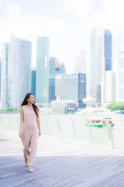Güzel Asyalı kadın gülümseme ve mutlu Singapur şehirde seyahat etmek