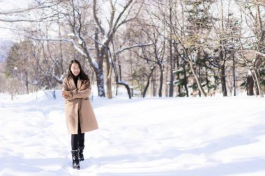 Portre genç güzel Asyalı kadın mutlu seyahat gülümseme ve kar kış sezonu Hokkaido Sapporo Japonya'da zevk.
