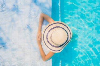 Seyahat etmek tatil ve eğlence için portre güzel yüzme havuzu deniz okyanus ve mavi gökyüzü ile genç Asyalı kadın mutlu gülümseme rahatla