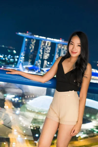 Mooie Aziatische Vrouwen Glimlach Gelukkig Met Uitzicht Stad Singapore Nachts — Stockfoto