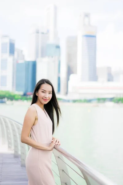 Piękna Kobieta Azjatyckich Uśmiech Chętnie Podróży Mieście Singapur — Zdjęcie stockowe
